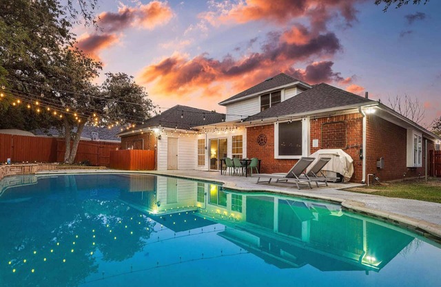 Luxurious 5 Bedroom Retreat with Pool!
