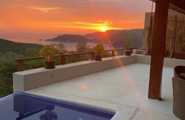 Luxuriöse Ferienhaus, Meerblick, Strand zu Fuß erreichbar, privater Pool!