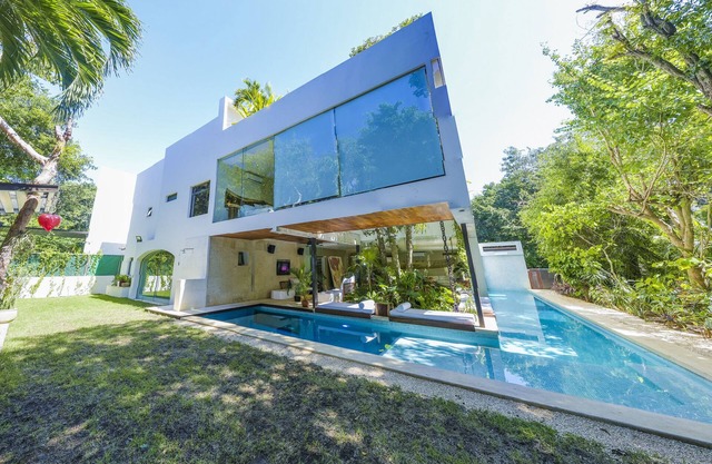 Luxurious Villa - 16 guests - 15 mins downtown and beach.