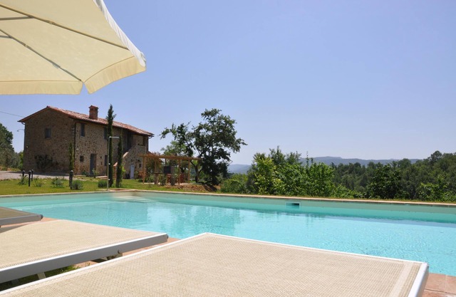 Luxuriöse Villa mit privatem Pool in der Nähe eines schönen Dorfes und eines Sees in Italien