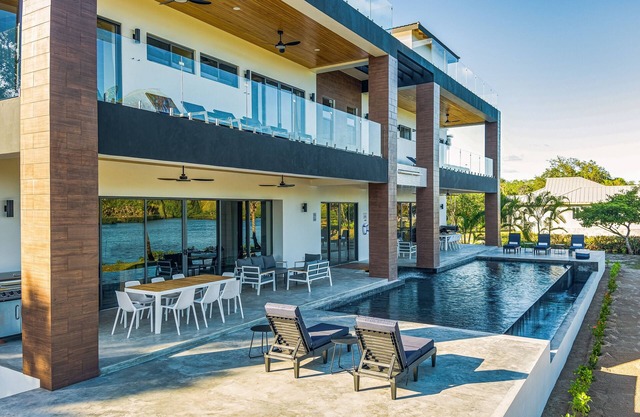 Luxurious villa with infinity pool, rooftop deck, kayaks & lagoon views