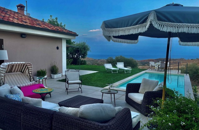 LUXURIOUS VILLA WITH SEA VIEW FROM THE TERRACE, 5 min from beach