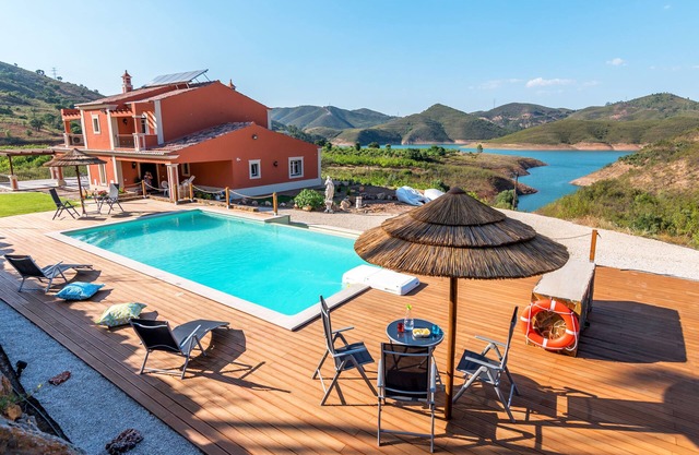Luxuriöse Villa mit Pool und idyllischer Seenlandschaft