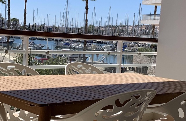 Luxuriöses Water Edge Apartment im Herzen der Marina