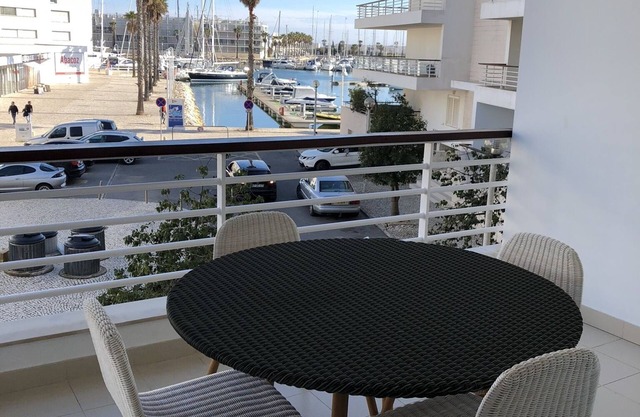 Luxuriöses Water Edge Apartment im Herzen der Marina