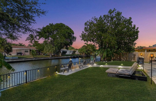 Luxurious waterfront home 2/2 peace and quite minutes from beach