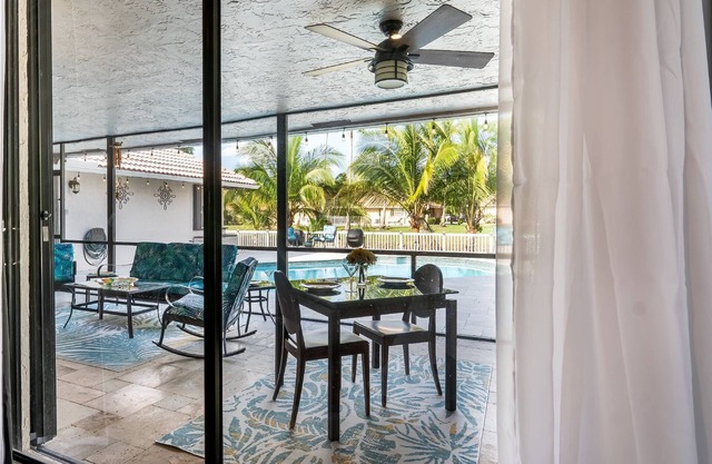 Luxurious Waterfront Home with Private Pool, Modern Kitchen, Near Shopping and South Florida Beaches