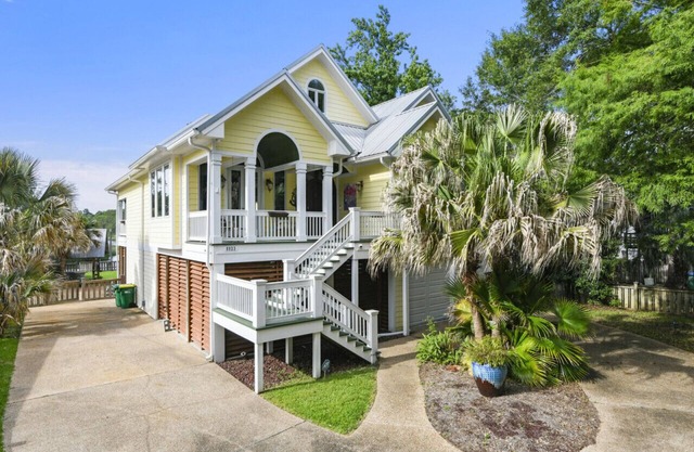 Luxurious Waterfront Villa on Simmons Bayou! 3/2 Sleeps 8!