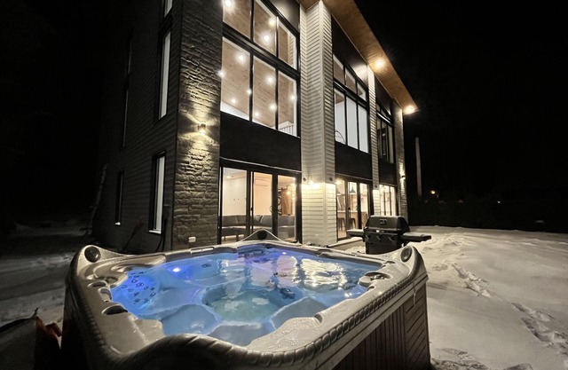 Luxurious waterfront chalet