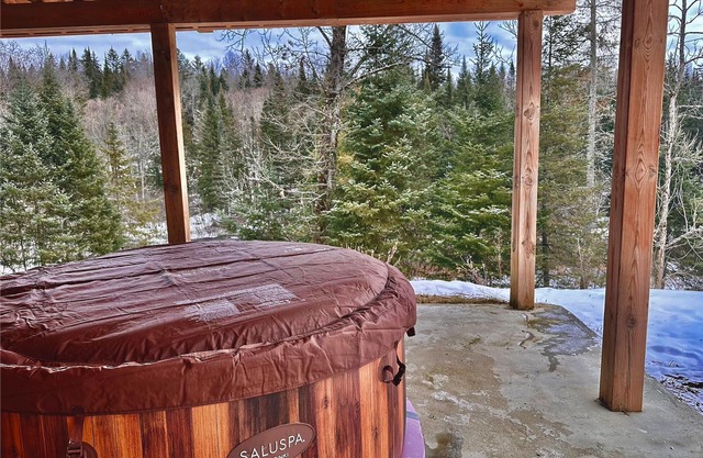 Luxurious Waterfront 6 BDRM Chalet w/ Billiards, Game Room & Unforgettable Views