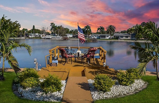 Majestic 2BR 2BA Holiday Waterfront Property W / High-Speed-Internet, privates Dock