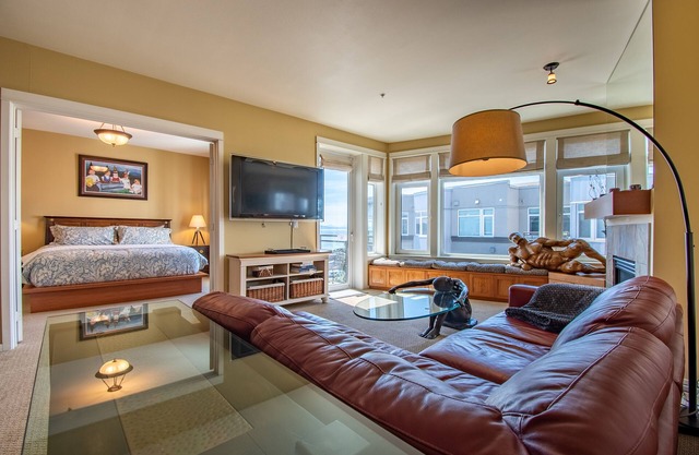 Luxurious Waterfront Penthouse 2BR/2BA + Parking!