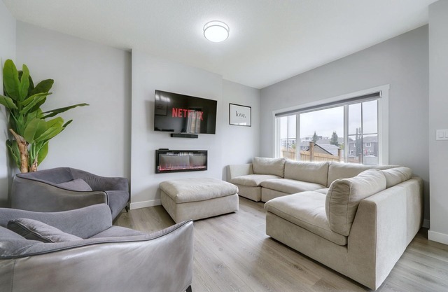 Luxurious West End Escape close to River cree casino and WEM