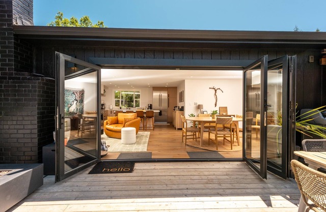 Luxurious Wine Country Oasis--Hot tub, Bocce court, cornhole and firepit!