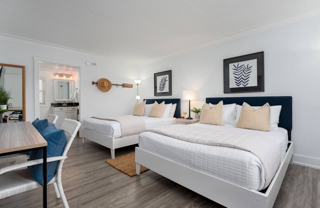 Luxurious -Wrightsville Beach - Pool, quiet end-unit, nearby dining and marinas!
