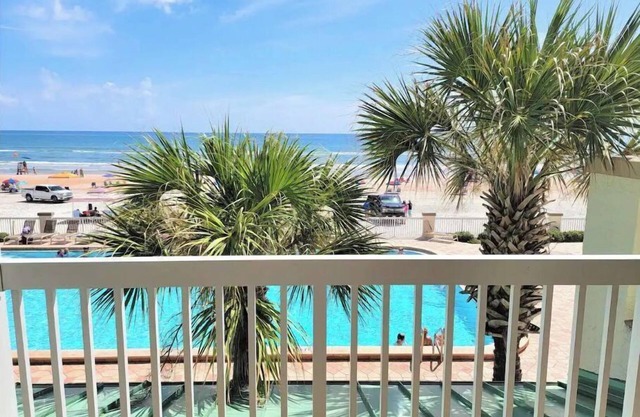 Luxury 1 Bdrm Beach Front Condo / Private Balcony