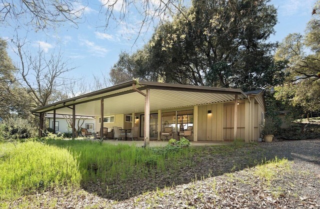Luxury 1-Bed Nature Retreat: Pets, Yard, Kitchen