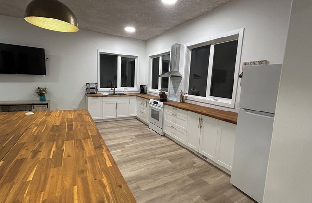Luxury 1-bedroom corporate apartment with AC, WiFi in Alberta Beach