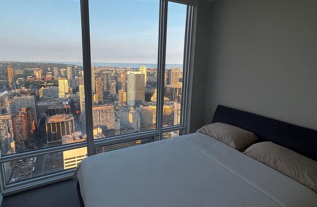Luxury-1 Bedroom Condo on the 50th floor| Stunning Toronto Skyline Views