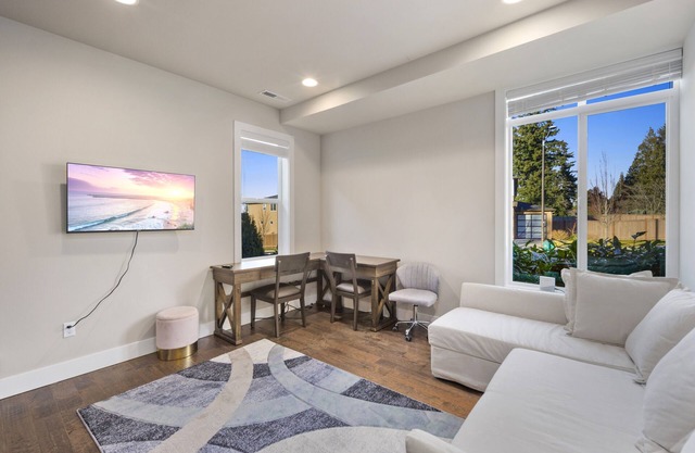 Luxury 1-Bedroom guest suite with private entrance