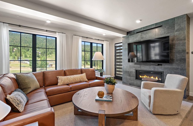 Luxury 1 BR Condo in the Village with Slopeviews