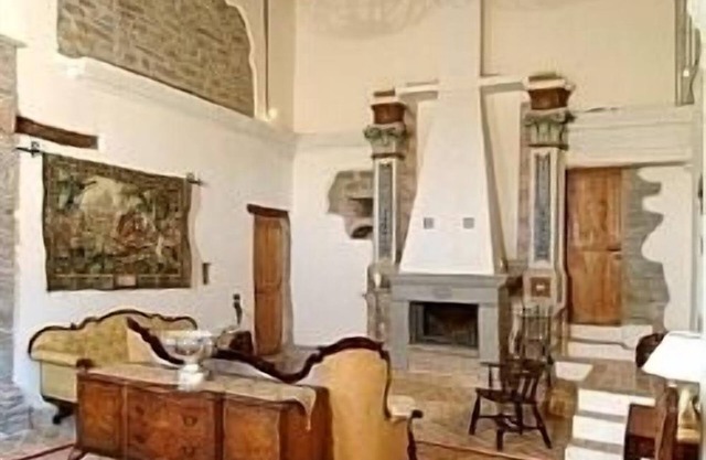 Luxus-Kloster aus dem 12. Jh. mit Swimmingpool, W-LAN und tollem Blick