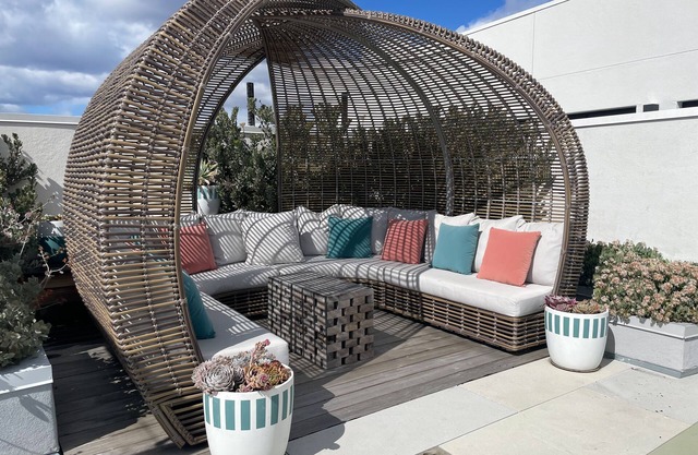 Luxury 1BDR l Heart of Santa Monica & Steps to the beach