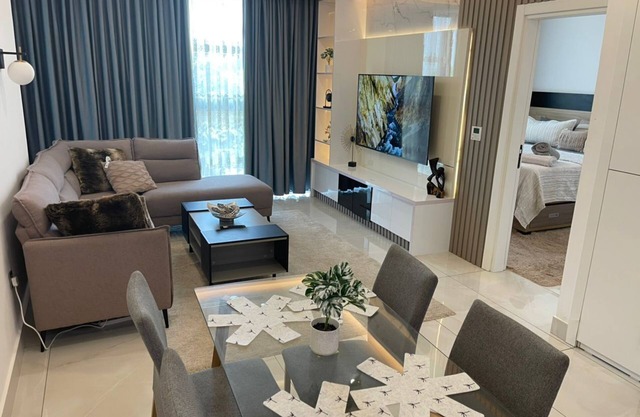 Luxury 1BR apartment with Airport View and Infinity pool on rooftop.