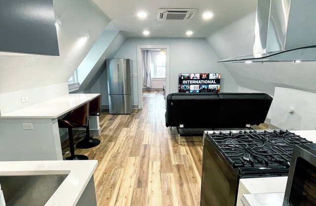 Luxury 1BR Loft near UC, DAAP, CCM, Hospital and Zoo w/Parking, 3FL