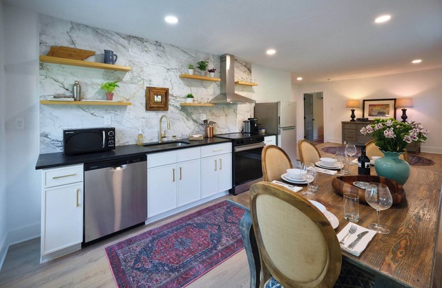 Luxury 1BR, Sleeps 4, Walk to stadium/downtown, Full kitchen, W/D