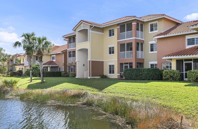 Luxury 1st floor condo w/ Fountain view - centrally located to airport and beach