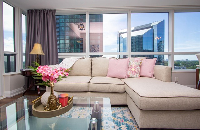 Luxury 2 BDR condo/ Amazing view parking/ subway/ North York