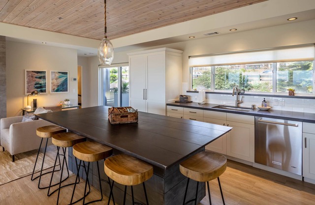 Luxuriöses Penthouse mit 2 Schlafzimmern und 2 Bädern in Shell Beach mit Blick auf die Küste und umlaufenden Balkonen