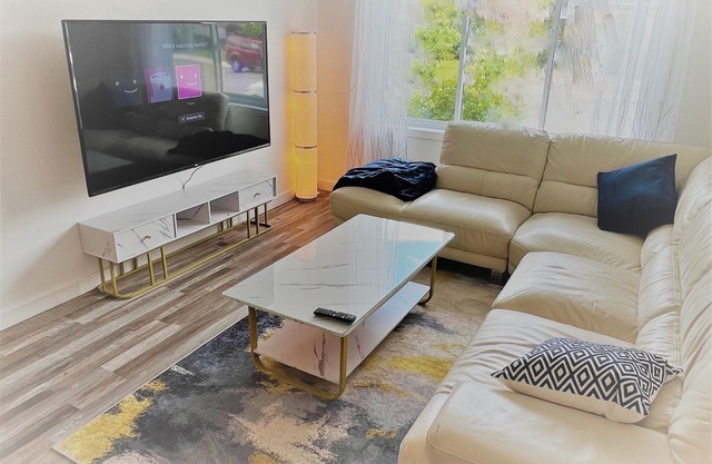 Luxury 2-Bed Apt for 6: Near Airport & Downtown, Backyard with free Parking