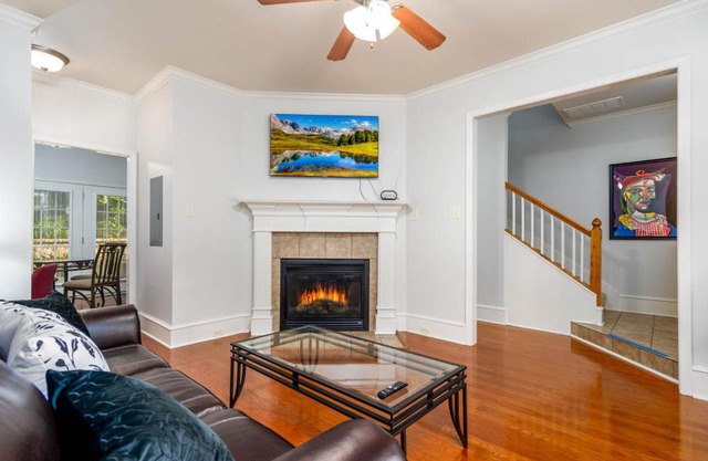 Luxury 2 Bed Condo full Kitchen Located Midtown