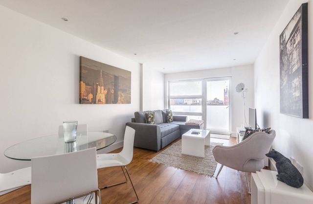 Luxury 2-Bed Flat w/ Parking