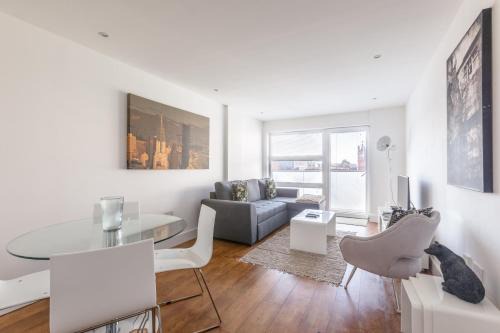 Luxury 2-Bed Flat parking and close to the tube