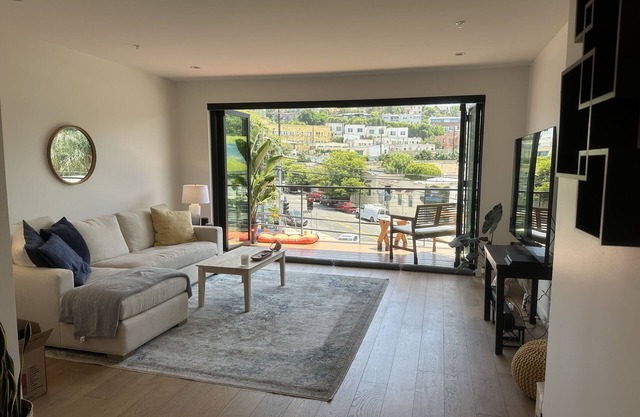 Luxury 2 Bedrm Apt with open living area in Prime Silverlake April 1-May 30
