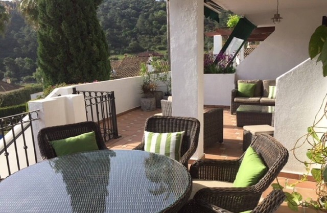 Luxus 2 Schlafzimmer, 2 Badezimmerwohnung in Benahavis-Dorf-Pool und Ansichten
