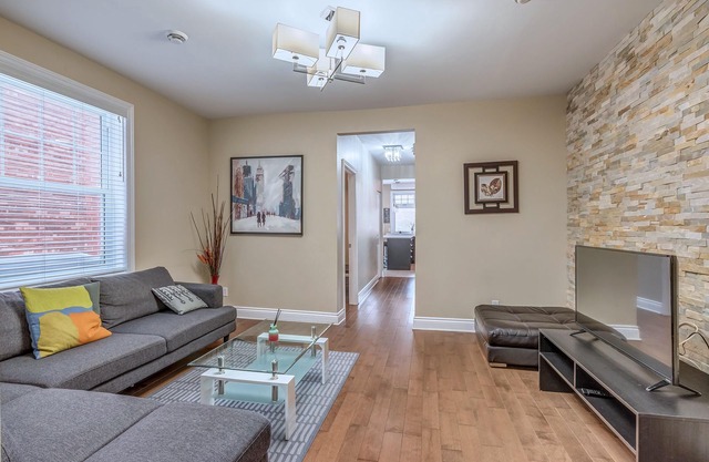 Luxury 2 bedroom, 2 bath condo , 2 balconies, hi speed WIFI with FREE parking