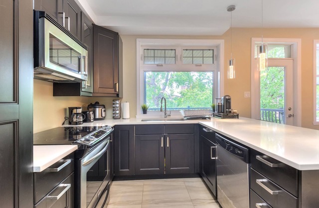 Luxury 2 bedroom/2 Bathrooms/2 balconies/ hi-speed wifi/ free parking