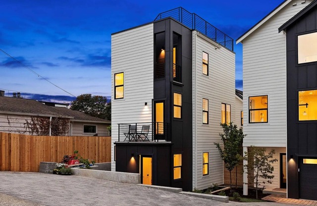 Luxury 2 bedroom 2 bath townhome in DT Seattle private parking rooftop deck view
