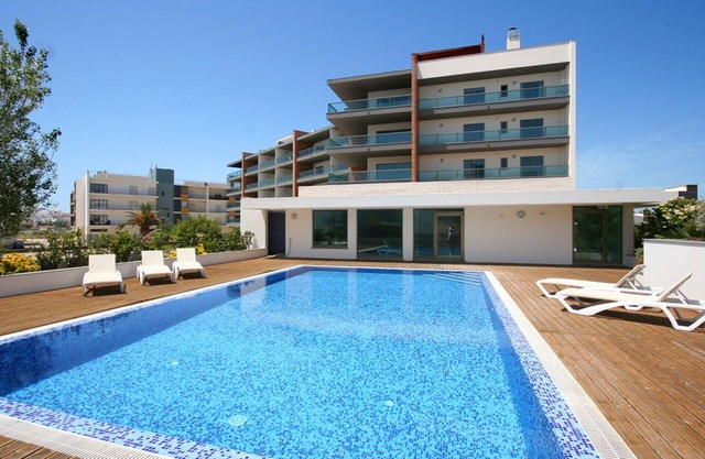 Luxury 2 Bedroom Apartment w/ Communal Pool & Jacuzzi, Walking distance to Beach