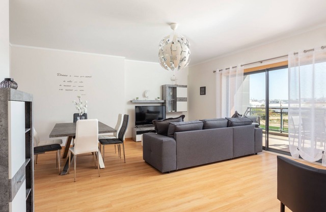 Luxury 2-Bedroom Apartment with Rooftop Pool, Village Marina, Olhão