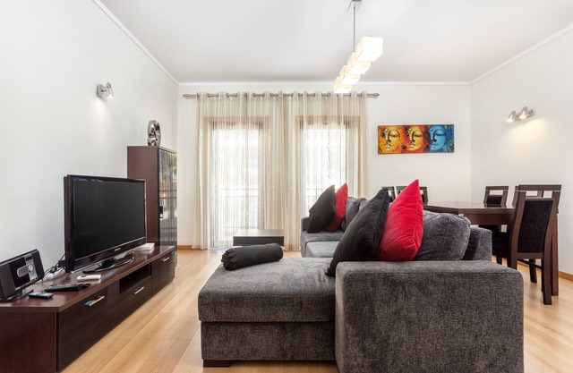 Luxury 2-Bedroom Apartment with Rooftop Pool, Village Marina, Olhão