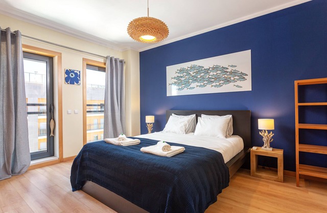 Luxury 2-Bedroom Apartment with RiaView & Rooftop Pool, Village Marina, Olhão