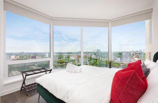 Luxury 2-Bedroom Apartment in Yorkville with the Best City View in Downtown Toronto