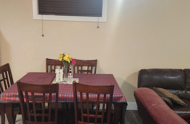 Luxuriöse Basement Suite mit 2 Schlafzimmern - Zuhause und weg
