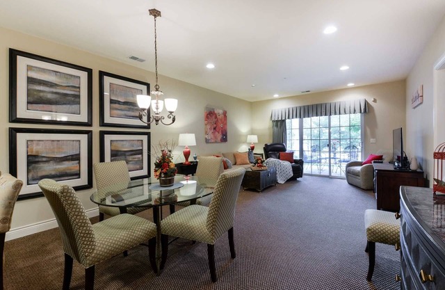Luxus 2 Schlafzimmer Condo -, Walk-up-Einheit, tolle Lage in der Nähe von Branson Landing.
