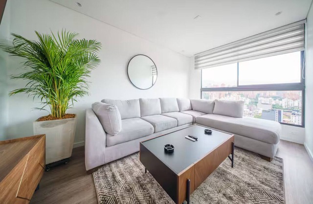 Luxury 2 Bedroom Highrise Apt: 5 Min from Provenza